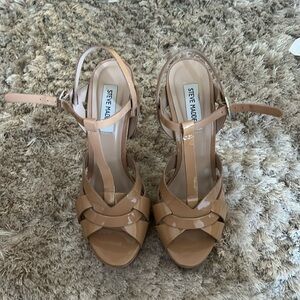 Great condition Steve Madden Beige Patent Platform size 8